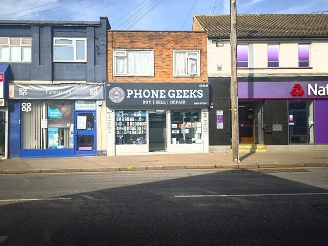 High Street Mixed Use Commercial Property with Shop and 2 Bedroom Flat in Wickford Photo 4