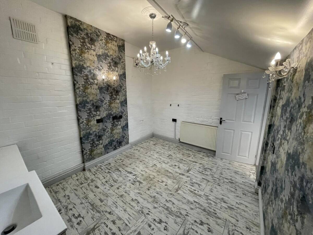 Prime Salon Space Available for Rent in Goole - Fully Equipped and Ready for Business! Photo 4