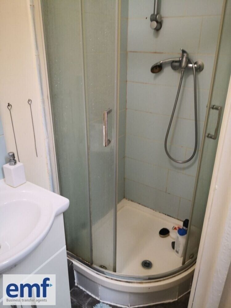 Prime Leicestershire Investment Opportunity with A3 Licence and Accommodation Photo 4