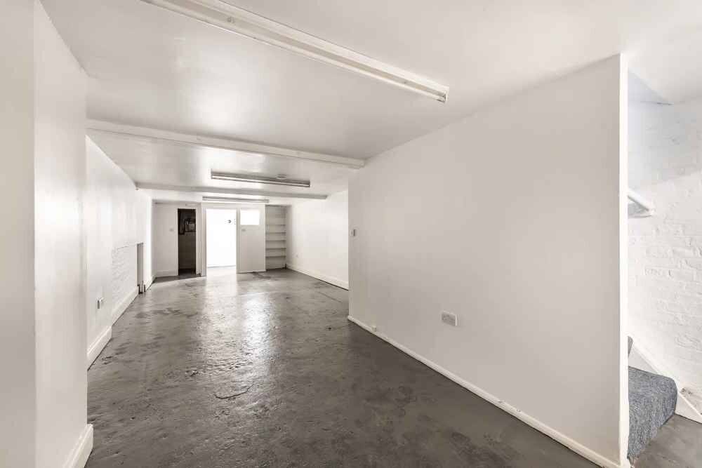 Prime Property with 0 business rates and basement in Harlesden town center Photo 5
