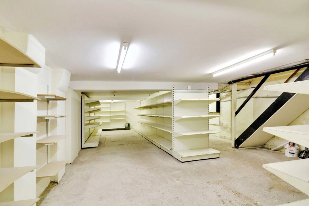 RETAIL SHOP - APPROX. 1,745 SQ. FT. Photo 4