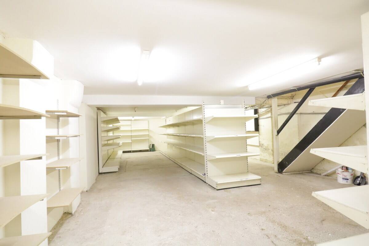 RETAIL SHOP - APPROX. 1,745 SQ. FT. Photo 4