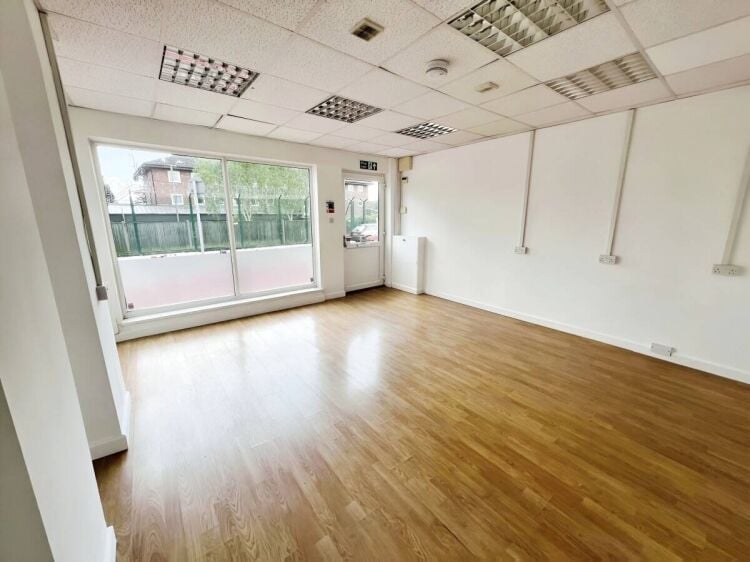 Ground Floor Shop/Office Space Available to Rent in Farnborough's Busy High Street. Ample Parking Av Photo 4