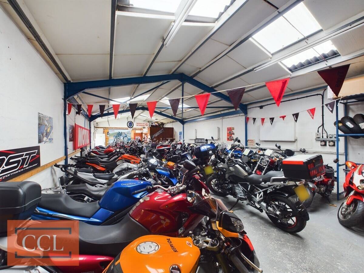 Prime Commercial Property in Elgin Moray, 320 sqm Versatile Space with Ample Parking Photo 4