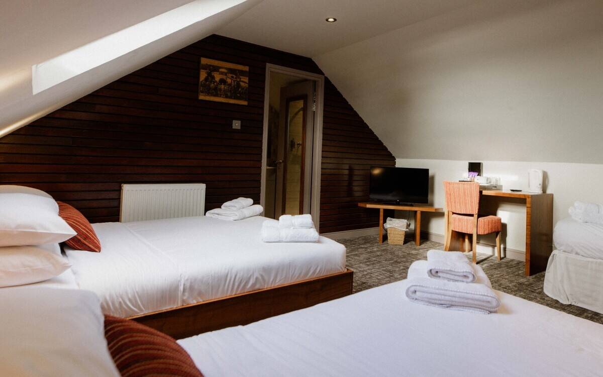 Top-Class Hotel, Bar, Restaurant, and Nightclub Opportunity in Wishaw, North Lanarkshire Photo 1