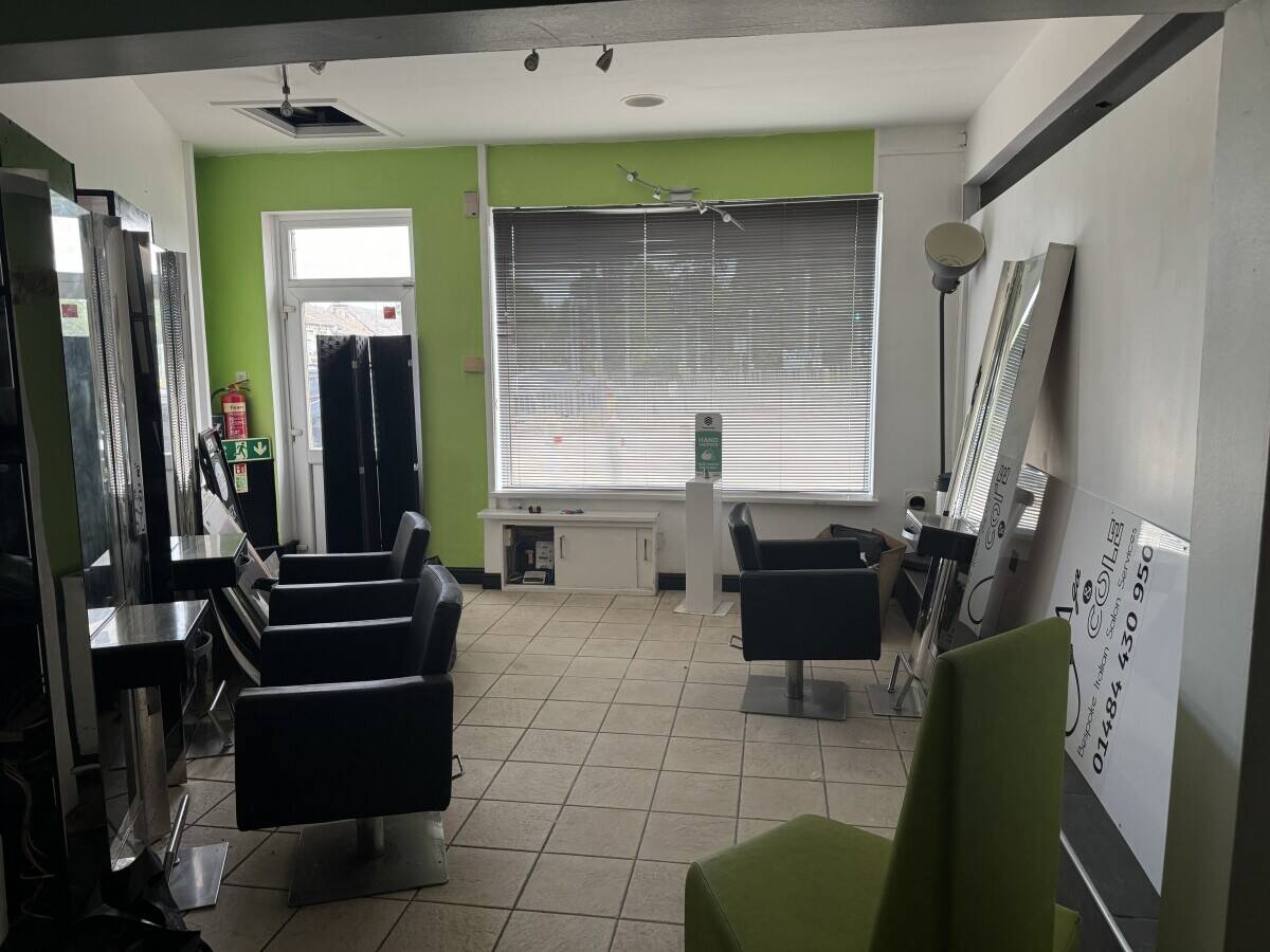 Prime Spot Ex Professional Hair Salon for Rent in Huddersfield West Yorkshire Photo 4
