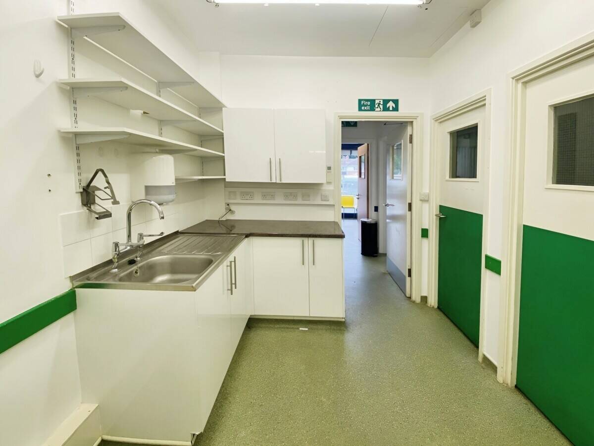 Prime Location Commercial Property Available For Lease in Tilehurst Local Centre Photo 4