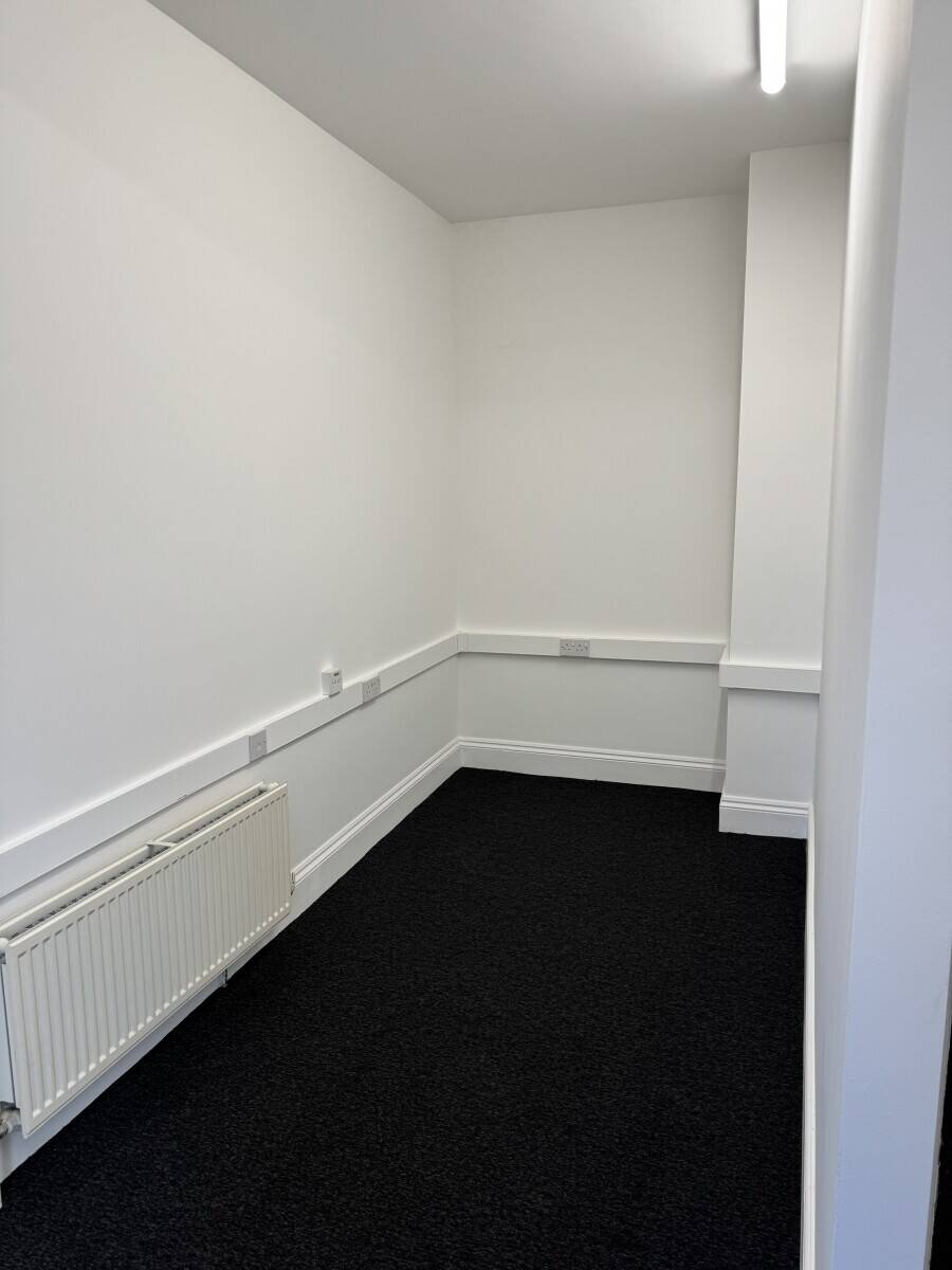 Modern First Floor Office Space Available Immediately in Huddersfield West Yorkshire Photo 4