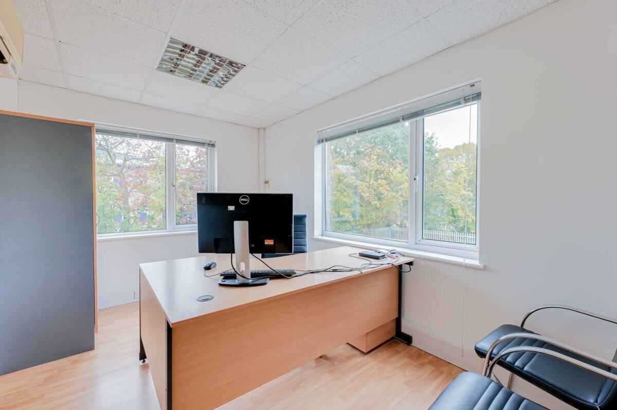 Prime Office Industrial Investment Opportunity in Rayleigh, Essex - 12,896 sq. ft. Photo 4