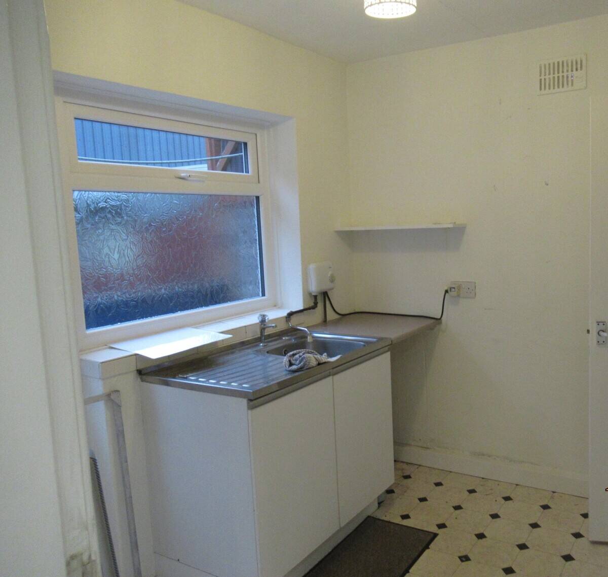 Single Storey Commercial Property Available in Popular Bamber Bridge Area Photo 4