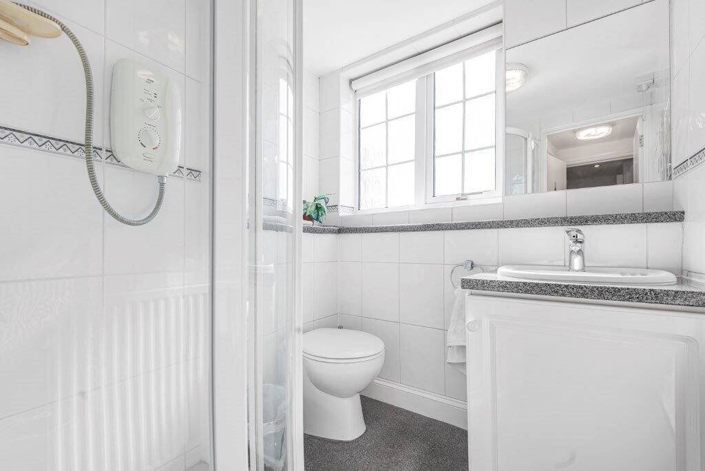 Versatile Freehold Office/Development Property in Prime London Street, Reading Location Photo 4