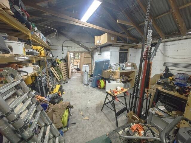 STORAGE UNIT TO LET PRICE: £8,000 PA TO LET – LEASEHOLD Approx. 1000 SQ. FT – RAYLEIGH, ESSEX Photo 4