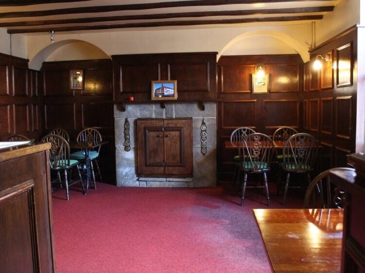 Prime 3-Bedroom Public House with Parking in South Lincolnshire Village for Sale Photo 4