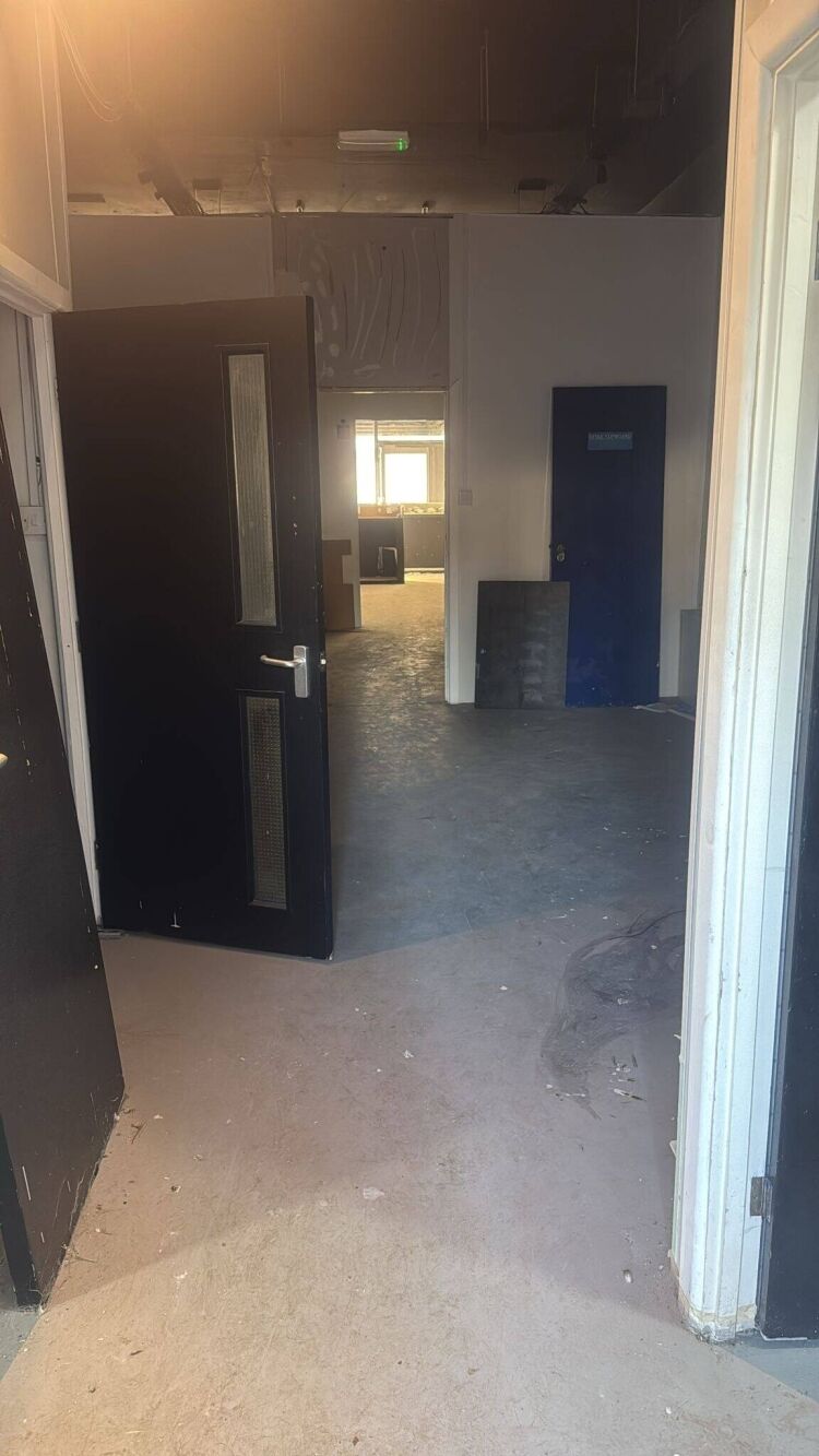 Prime Location Takeaway/Restaurant Space Available on Hounslow High Street Photo 4