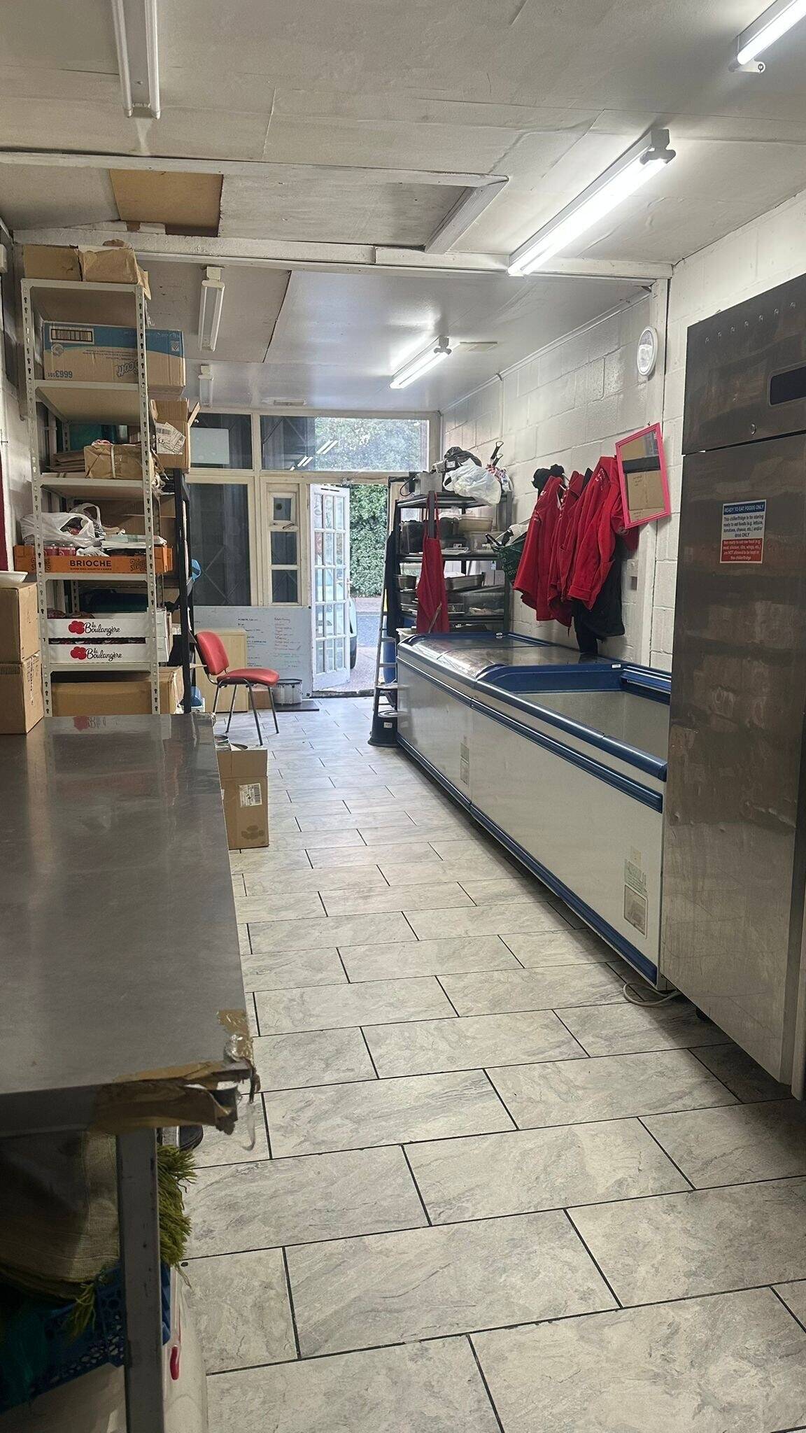 Leasehold Takeaway Premises in Purfleet Essex, Ideal for Multiple Businesses Photo 4