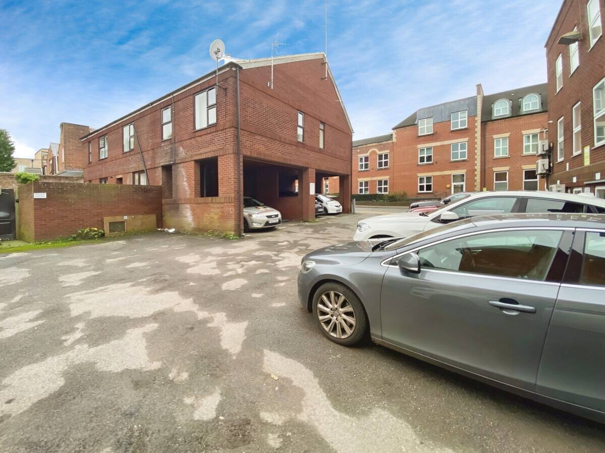 Spacious E-Class Commercial Office Available for Immediate Rent in London Street, Reading Photo 4