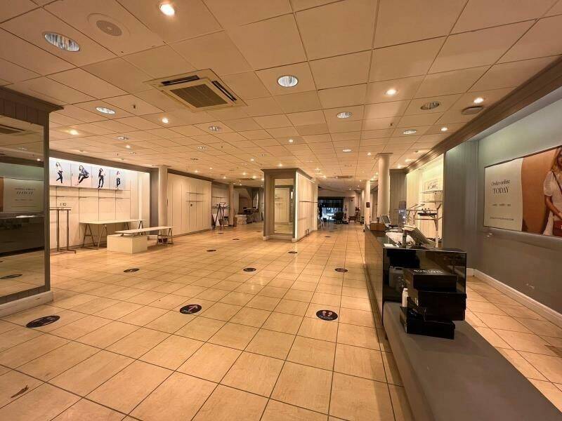 Grade II Listed Commercial Property with Ground Floor and Basement Space in Southend on Sea Essex Photo 4