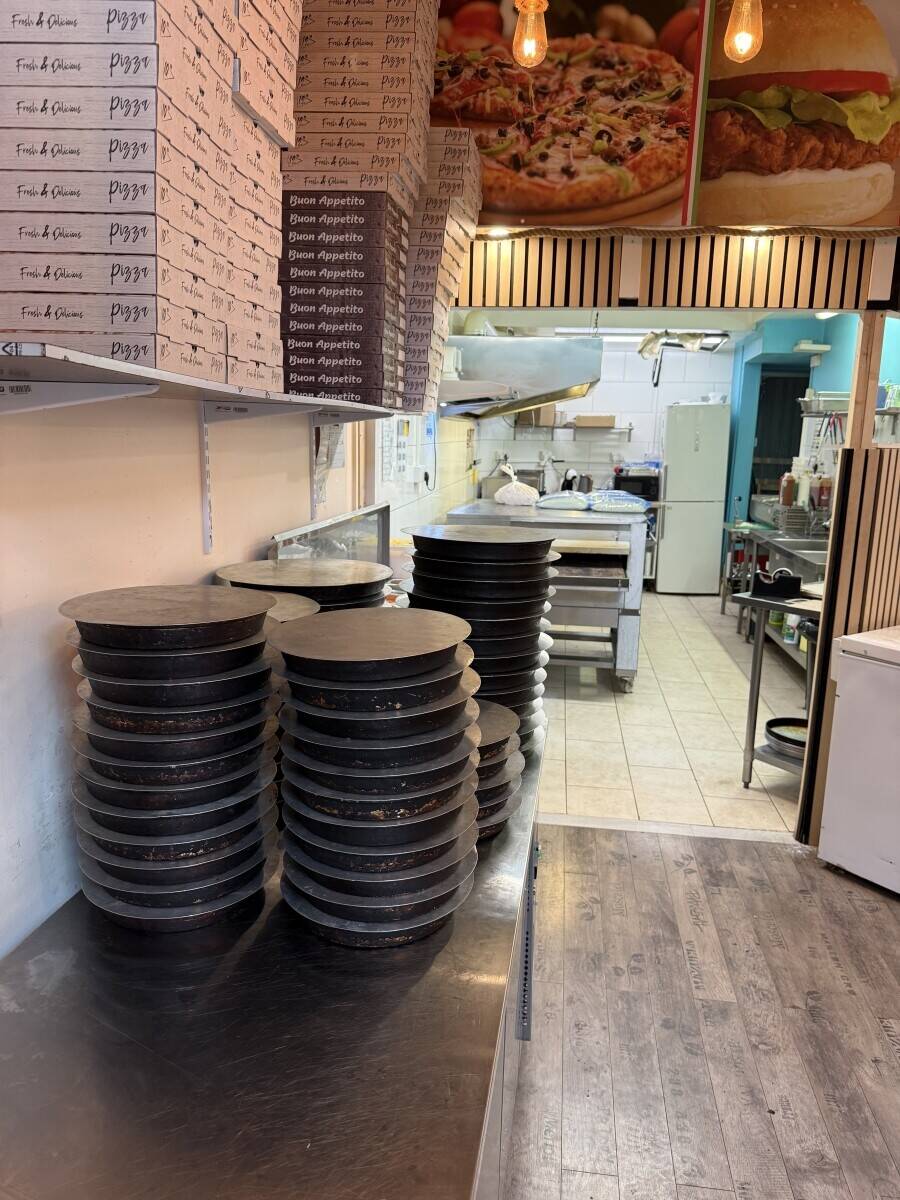 Prime Commercial Property with Thriving Pizza Business in Worksop Nottinghamshire for Sale! Photo 4