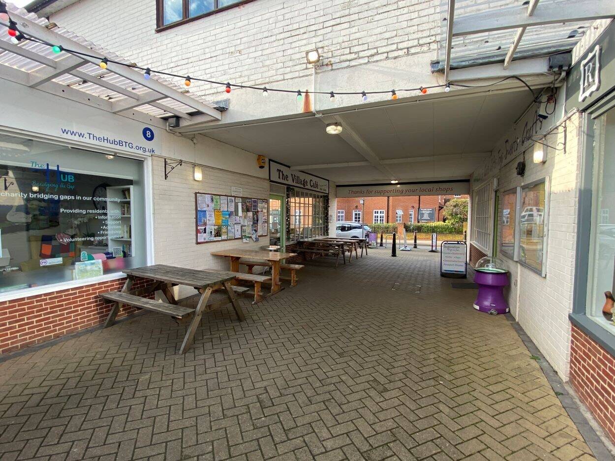 Spacious Commercial Premises To Let in Goring On Thames in Shopping Arcade Photo 4