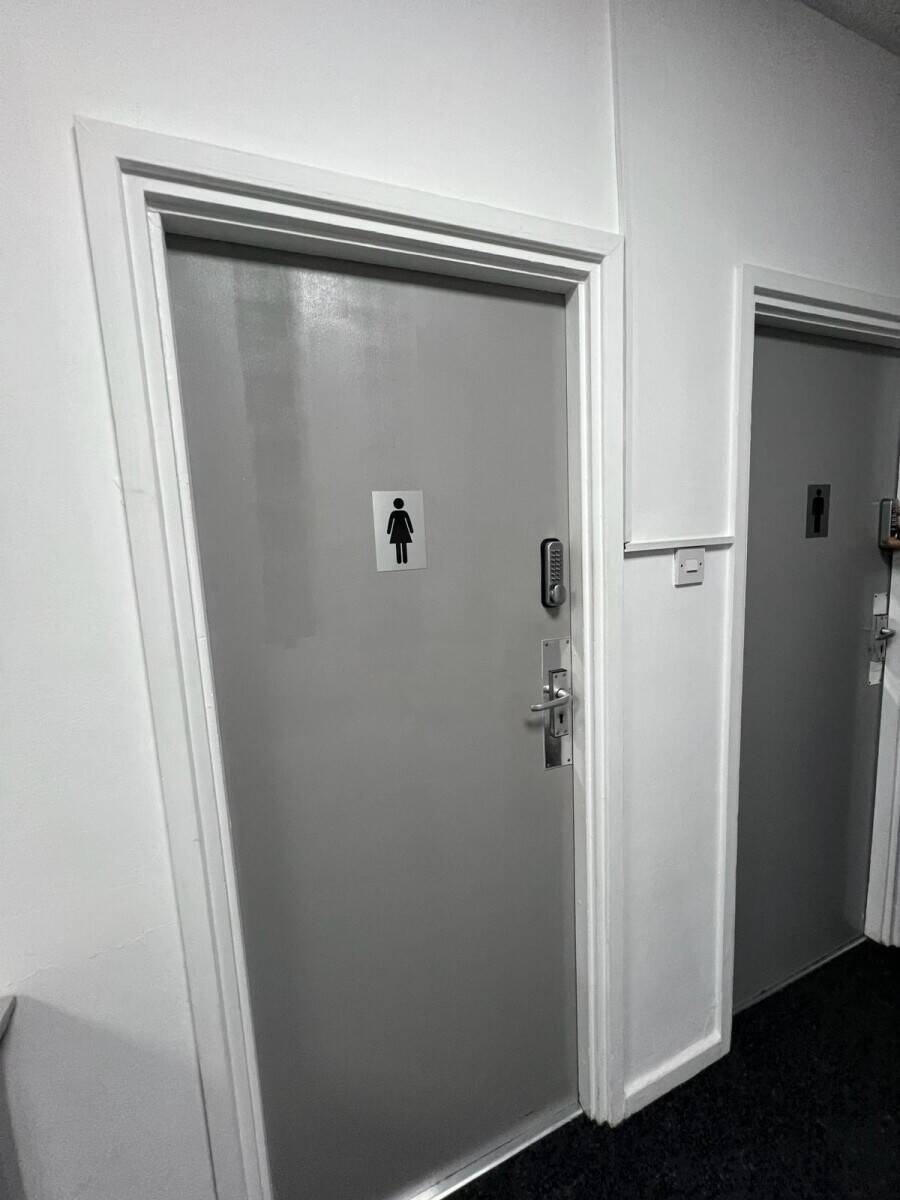 Prime High Road, Ilford Location - Furnished Service Office Available to Rent Photo 4