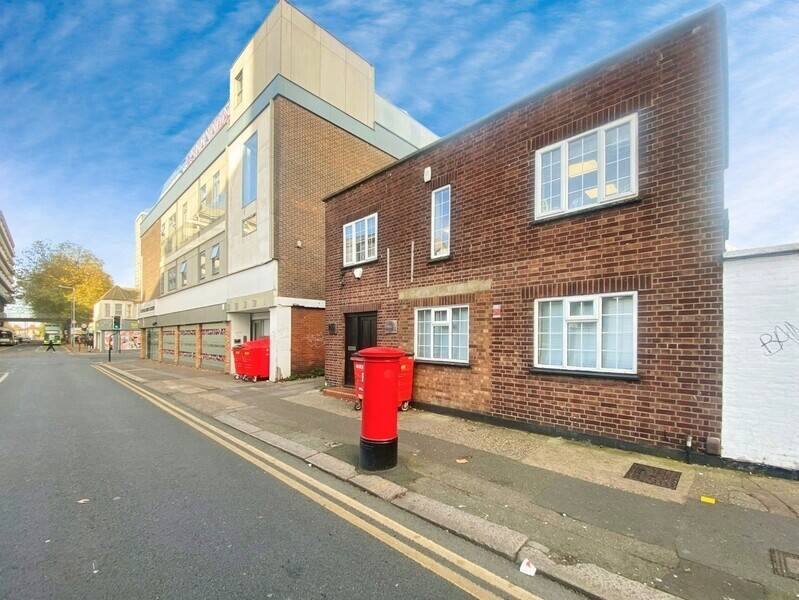 Prime Investment Opportunity in Central Southend - Potential for Residential Conversion Photo 4