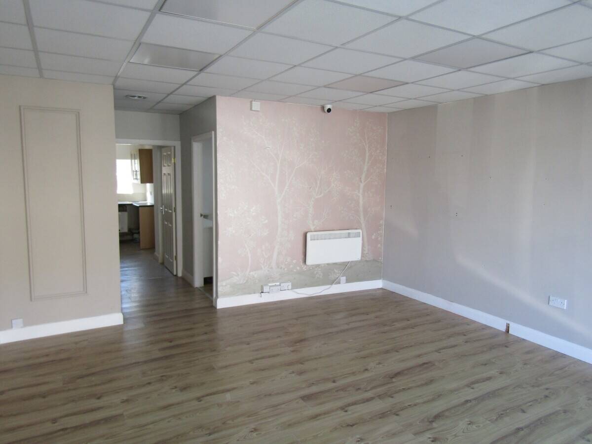 Shop and Flat To Let in Popular Parade of Shops Photo 5