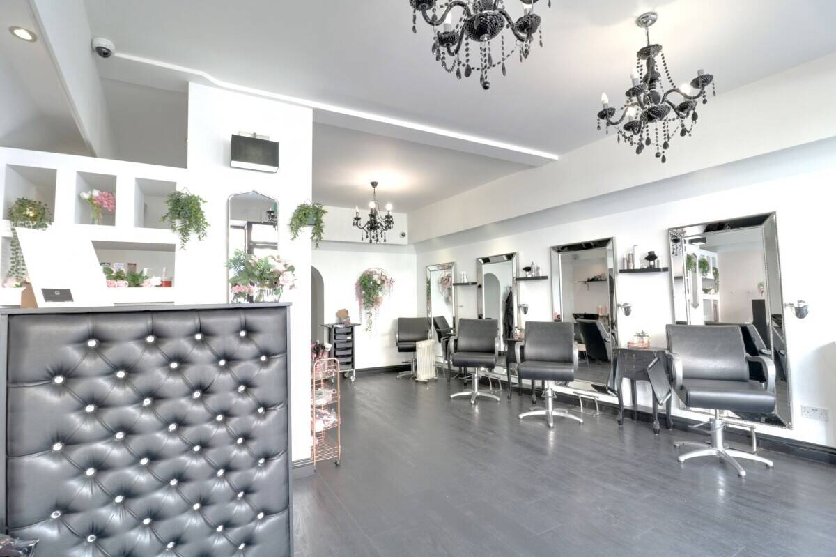 Prime Location Hair & Beauty Salon in Westcliff-on-Sea Ready for Immediate Operation Photo 4