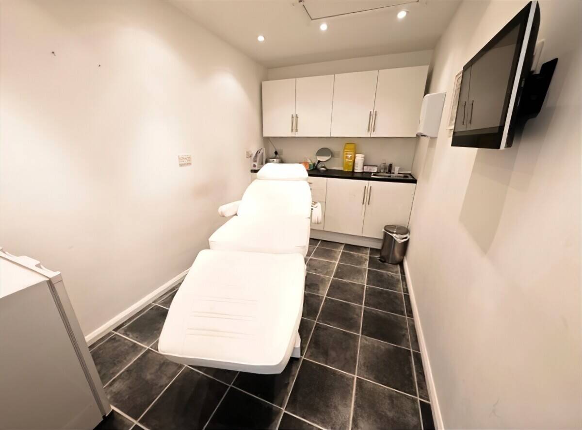 Lease Opportunity: High-Profile Barber Shop in Bustling Colchester Photo 4