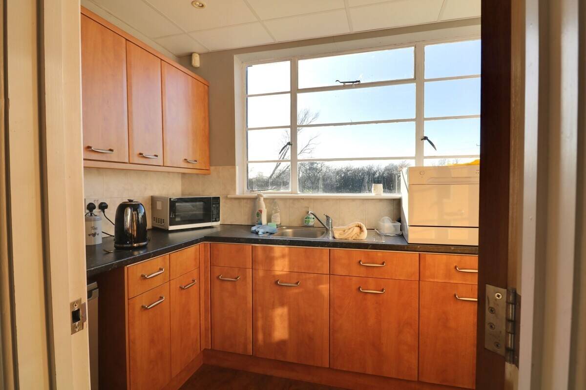 SERVICED OFFICE - 183 SQ.FT. Photo 4