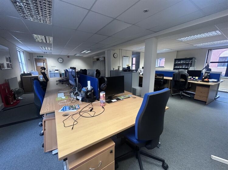 Modern Open-Plan First Floor Offices with Parking in Bristol Photo 4