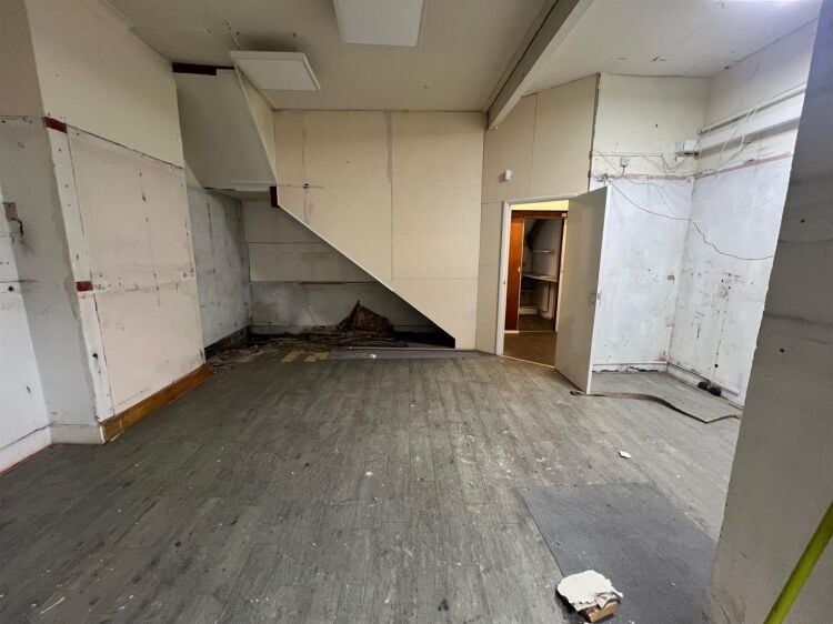 Prime Three Storey Commercial Property in Bristol, Ideal for Retail and Storage Photo 4