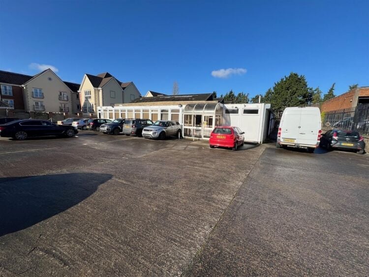 Prime Single Storey Industrial Unit with Large Forecourt Available for Rent in Bristol Photo 4