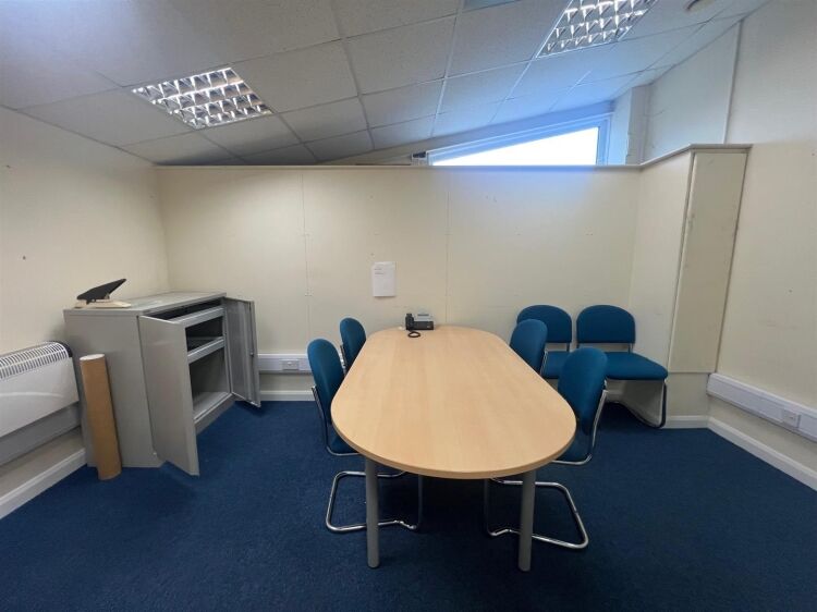 Spacious Industrial Unit with Off-Street Parking in Bristol Photo 4