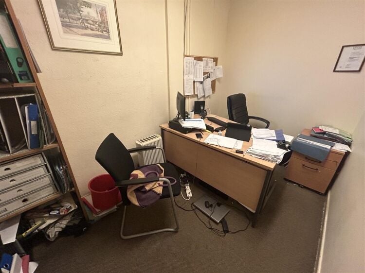 Spacious Terraced Shop/Office with Kitchen and Toilet Available for Rent in Bristol Photo 4