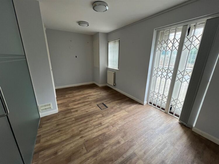 Double Fronted Office Space for Sale in Bristol, Ideal for Residential Redevelopment Photo 4
