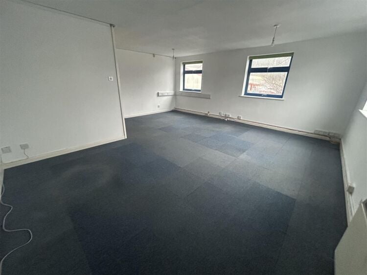 Spacious First Floor Offices with Parking in South Bristol for Rent Photo 4