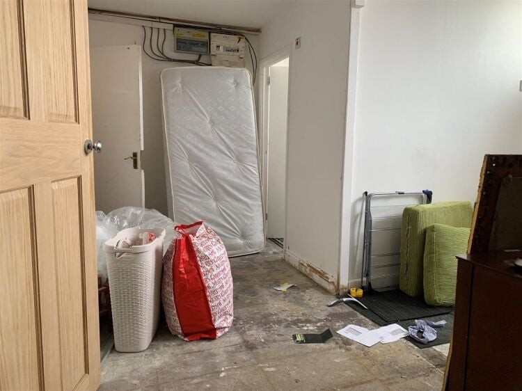 Spacious Light Industrial Unit For Sale - Freehold, Vacant, at Flowers Hill Trading Estate, Bristol Photo 4