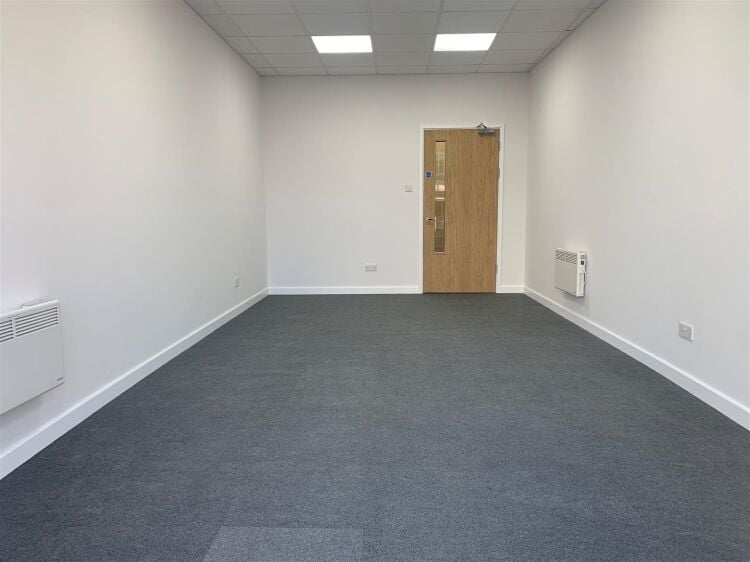 Refurbished Retail Unit in Bristol Offering Versatile 427 sq ft Space Photo 4