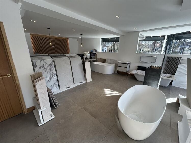 Prime Mixed-Use Property in Bristol with Retail Space and 1-Bedroom Flat for Sale Photo 4