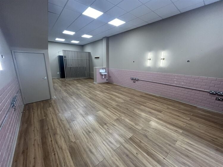 Spacious, Modern Retail Unit in Prime Bristol Location Previously Let as Barbershop Photo 4