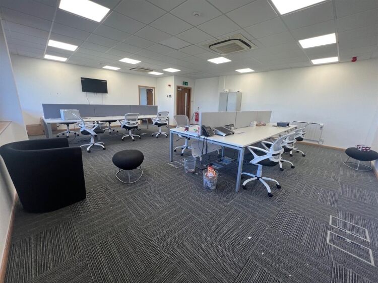 Renovated Top Floor Office with Modern Amenities in Prime Bristol Location Photo 4