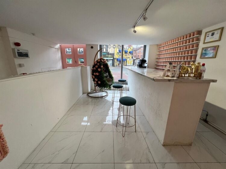 Spacious Shop Unit in Prime Bristol Location Ideal for Diverse Business Uses Photo 4