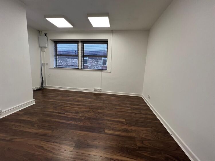 Modern First Floor Commercial Unit for Rent in Bristol, Ideal for Office or Salon Use Photo 4