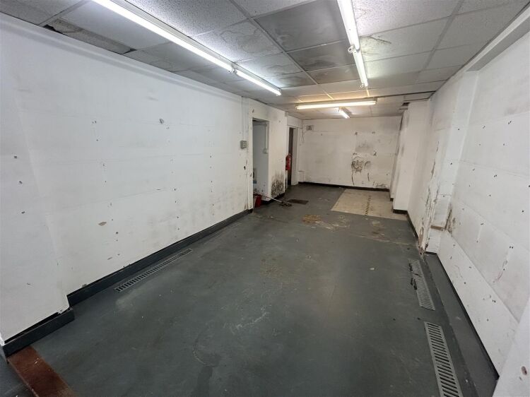 Spacious 1000 ft² Ground Floor Shop with Off-Street Parking to Rent in Bristol Photo 4
