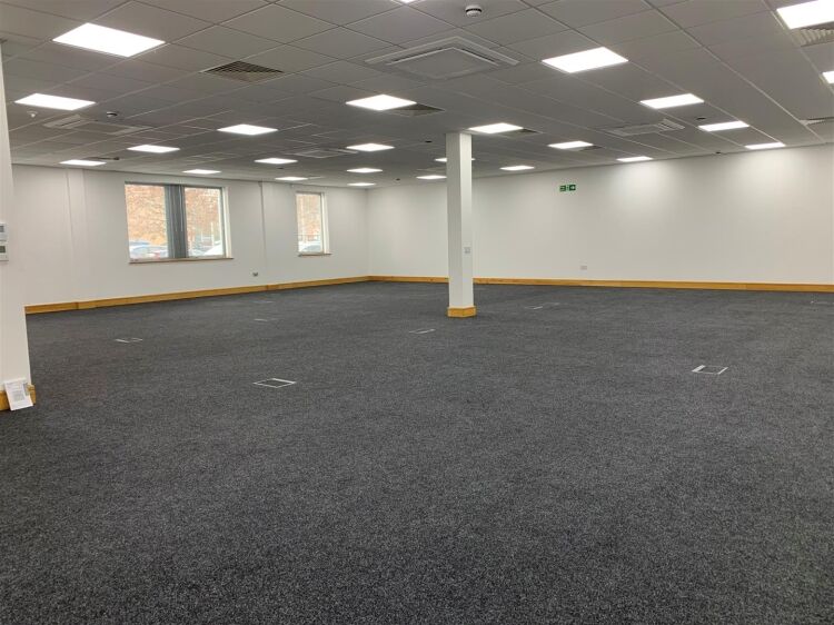 Spacious 2,000 ft² Ground Floor Office with LED Lighting in Portishead, Somerset Photo 4