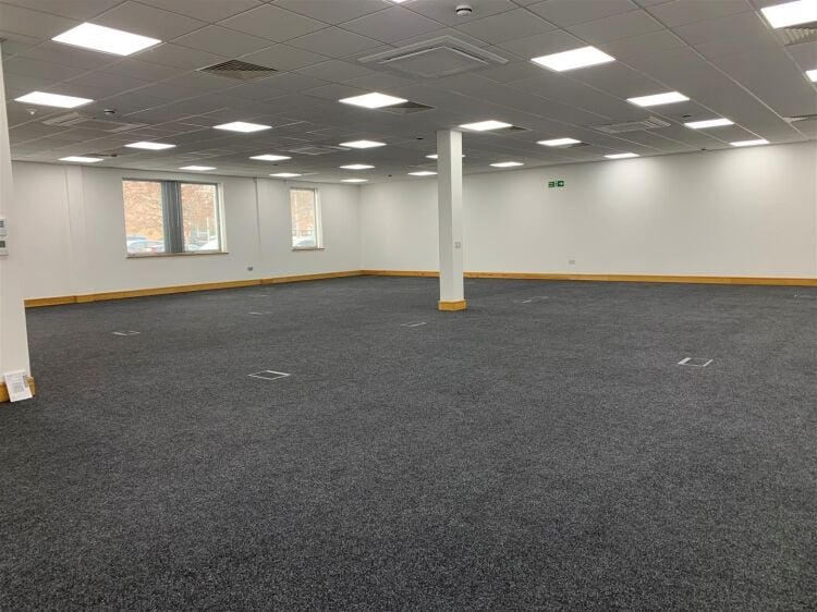 Spacious 2,000 ft² Ground Floor Office with LED Lighting in Portishead, Somerset Photo 4