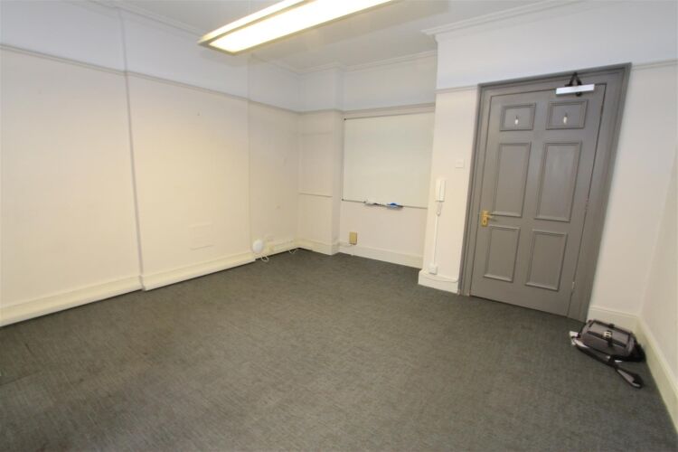 Prime Office Space Available on Whiteladies Road, Bristol - Approx. 200 sq ft of Period Charm Photo 4
