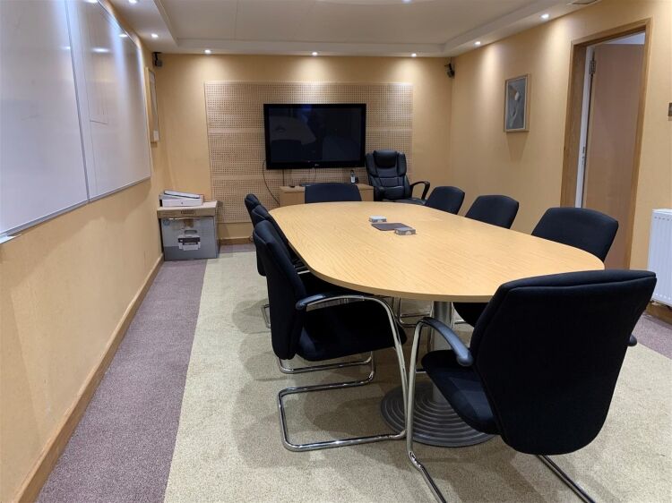 Spacious Warehouse and Elegant Office Space Available in Bristol's Circuit 32 Trading Estate Photo 4