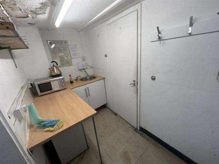 Bristol Ground Floor Shop with Off-Street Parking and 1000 sq.ft. Space for Sale Photo 4