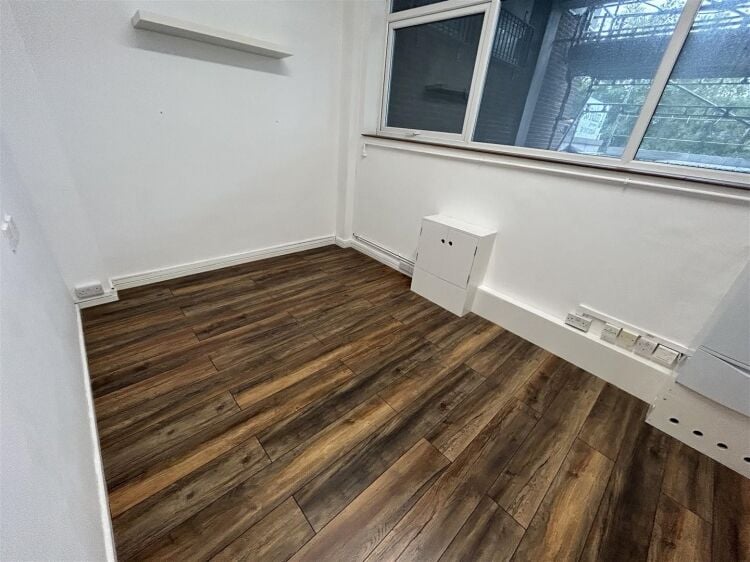 Recently Refurbished Retail Shop in Bristol with Ample Parking Photo 4